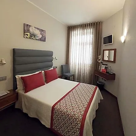 Lusitana Hotel *